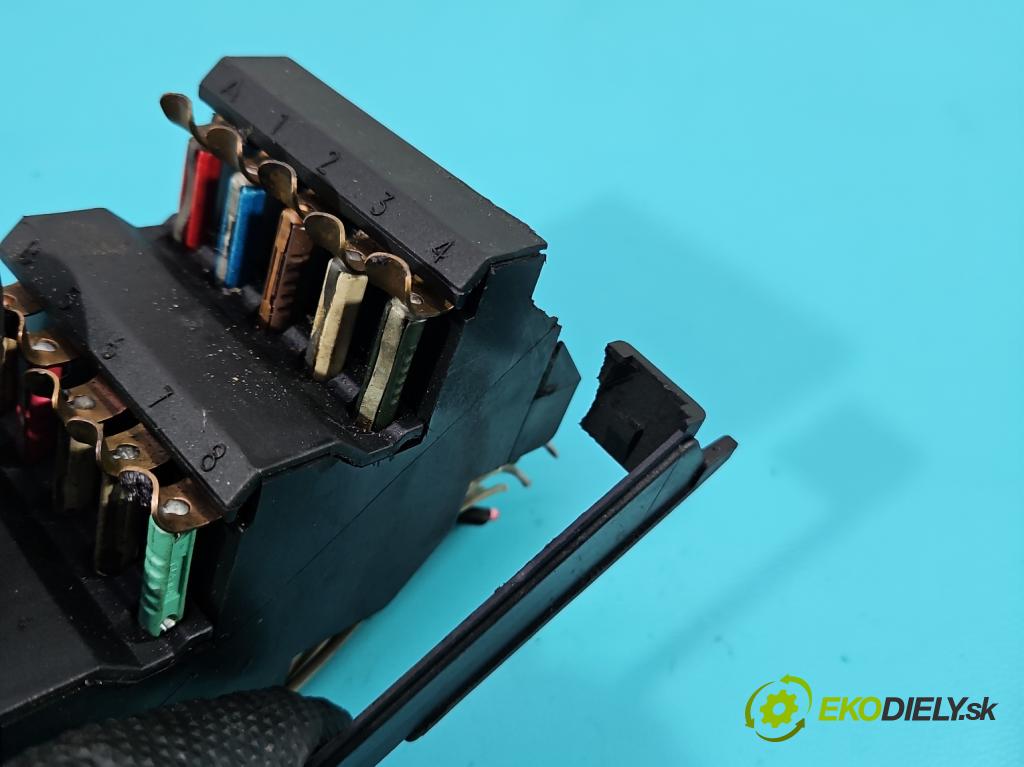 Mercedes 124 2.0d 75 HP manual 55 kW 1997 cm3 4- skrinka poistka  (Poistková skrinka)