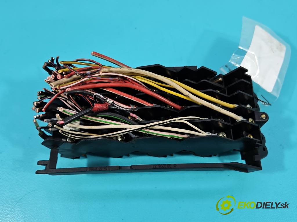 Mercedes 124 2.0d 75 HP manual 55 kW 1997 cm3 4- skrinka poistka  (Poistková skrinka)