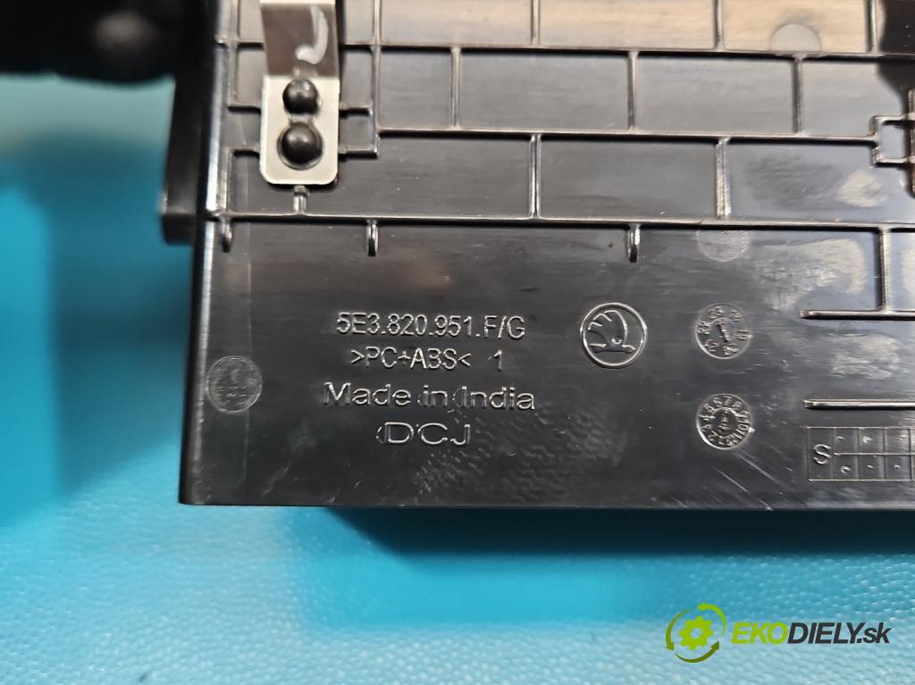 Skoda Octavia IV 2019- 1.5 TSI 150 HP automatic 110 kW 1498 cm3 5- Mřížka: kúrenia stredová 5E3820951F (Mriežka kúrenia (fukár))