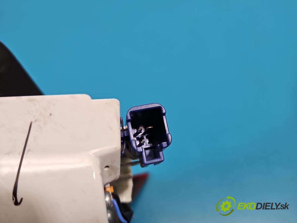 Toyota Auris II 2012-2018 1.8 hybrid 99 hp automatic 73 kW 1798 cm3 5- světlo zadní levé 02-354 (Klika dveří ostatní)