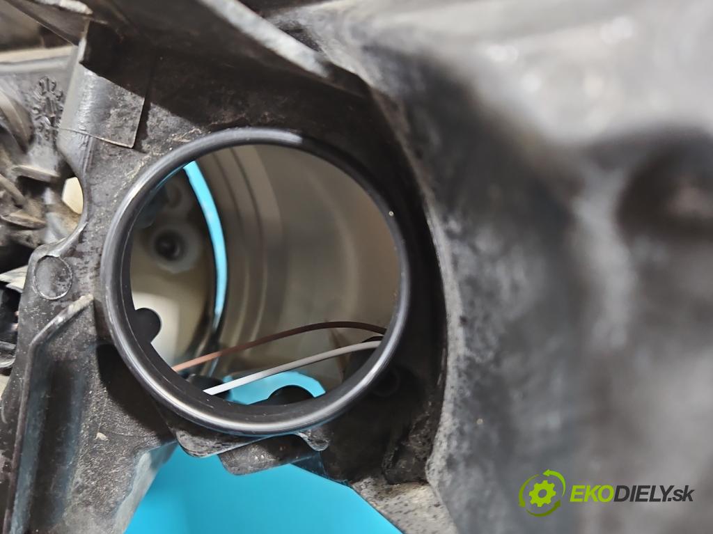 Renault Megane III 2008-2016 1.4 TCE: 131 HP manual 96 kW 1397 cm3 5- Reflektor: pravý 260101010R (Svetlo predné pravé)