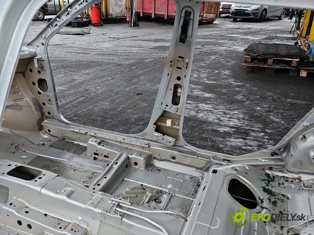 Skoda Scala 2019- 1.0 tsi 114 HP manual 84 kW 999 cm3 5- Práh: pravý  (Karoséria ostatné)