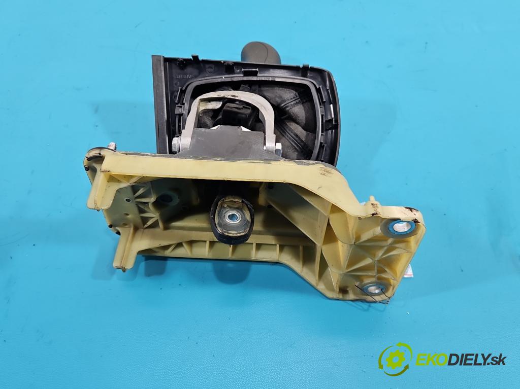 Skoda Octavia I 1996-2010 1.6 SR 102 HP manual 75 kW 1595 cm3 5- Páka: Změny: stupeň,rýchlosť 1J0711061A (Rýchlostná páka (kulisa))