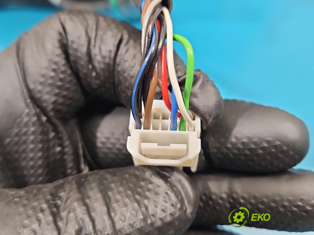 Toyota Auris II 2012-2018 1.8 hybrid 99 hp automatic 73 kW 1798 cm3 5- zpětné zrcátko pravé  (Klika dveří ostatní)