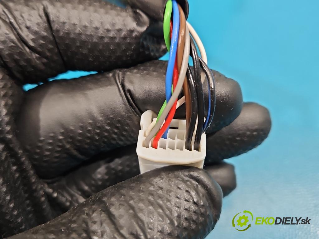 Toyota Auris II 2012-2018 1.8 hybrid 99 hp automatic 73 kW 1798 cm3 5- zpětné zrcátko pravé  (Klika dveří ostatní)