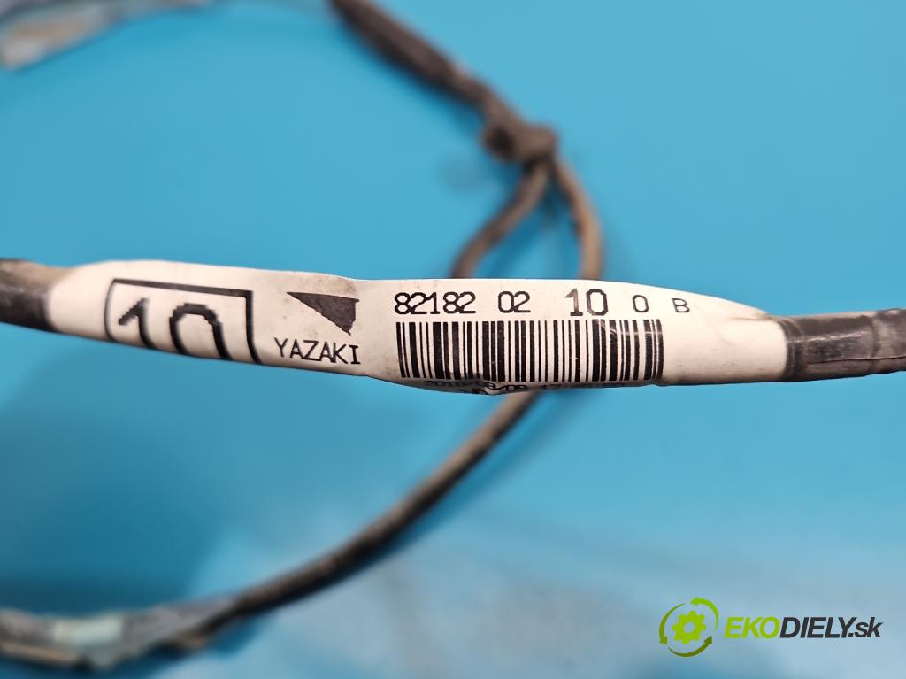 Toyota Auris II 2012-2018 1.8 hybrid 99 hp automatic 73 kW 1798 cm3 5- Balíček: nárazníku zadní 8218202100B