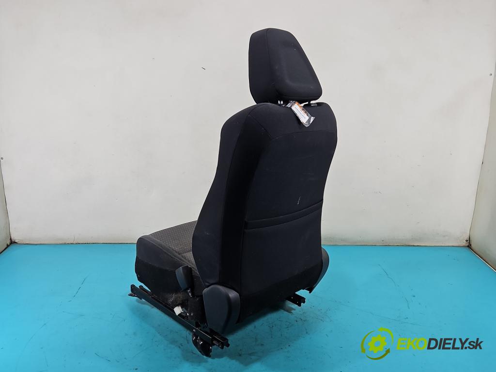 Toyota Auris II 2012-2018 1.8 hybrid 99 HP automatic 73 kW 1798 cm3 5- Sedačka pravý  (Sedadlo)