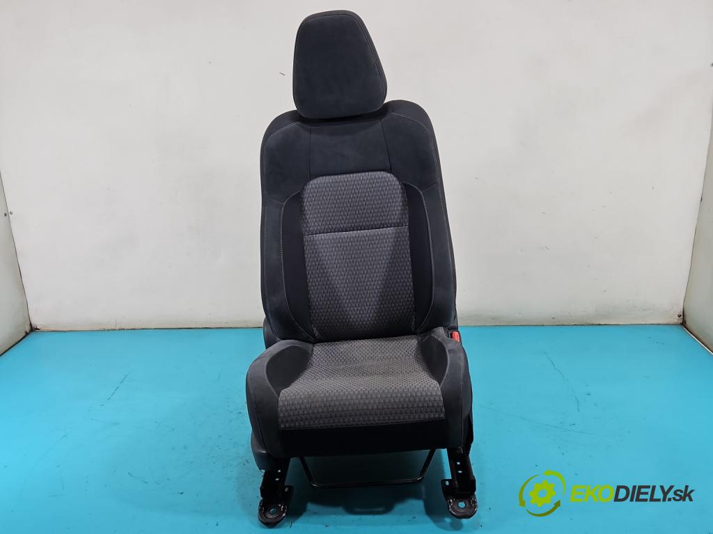 Toyota Auris II 2012-2018 1.8 hybrid 99 HP automatic 73 kW 1798 cm3 5- Sedačka pravý  (Sedadlo)