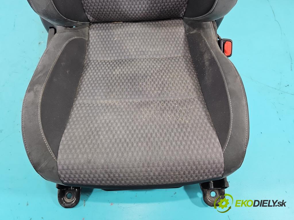 Toyota Auris II 2012-2018 1.8 hybrid 99 HP automatic 73 kW 1798 cm3 5- Sedačka pravý  (Sedadlo)