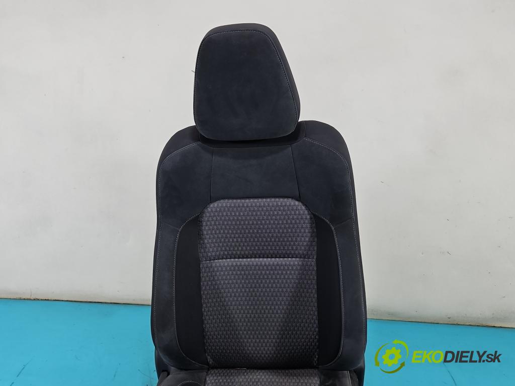 Toyota Auris II 2012-2018 1.8 hybrid 99 HP automatic 73 kW 1798 cm3 5- Sedačka pravý  (Sedadlo)