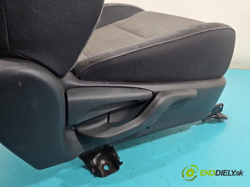 Toyota Auris II 2012-2018 1.8 hybrid 99 HP automatic 73 kW 1798 cm3 5- Sedačka pravý  (Sedadlo)