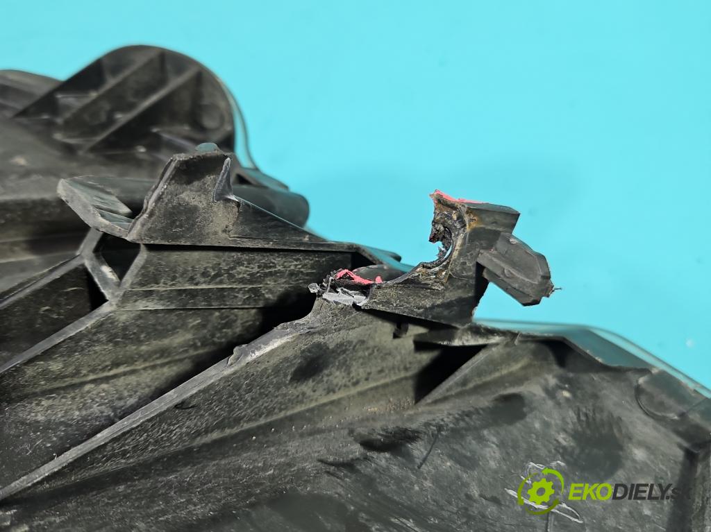 Citroen C4 I 2004-2011 1.6 16V 109 HP manual 80 kW 1587 cm3 5- Reflektor: pravý 9646893880 (Svetlo predné pravé)