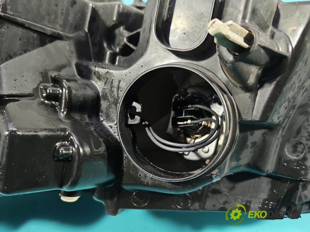 Citroen C4 I 2004-2011 1.6 16V 109 HP manual 80 kW 1587 cm3 5- Reflektor: pravý 9646893880 (Svetlo predné pravé)