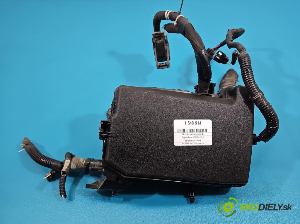 Toyota Auris II 2012-2018 1.8 hybrid 99 HP automatic 73 kW 1798 cm3 5- skrinka poistka 82662-02B71 (Poistková skrinka)