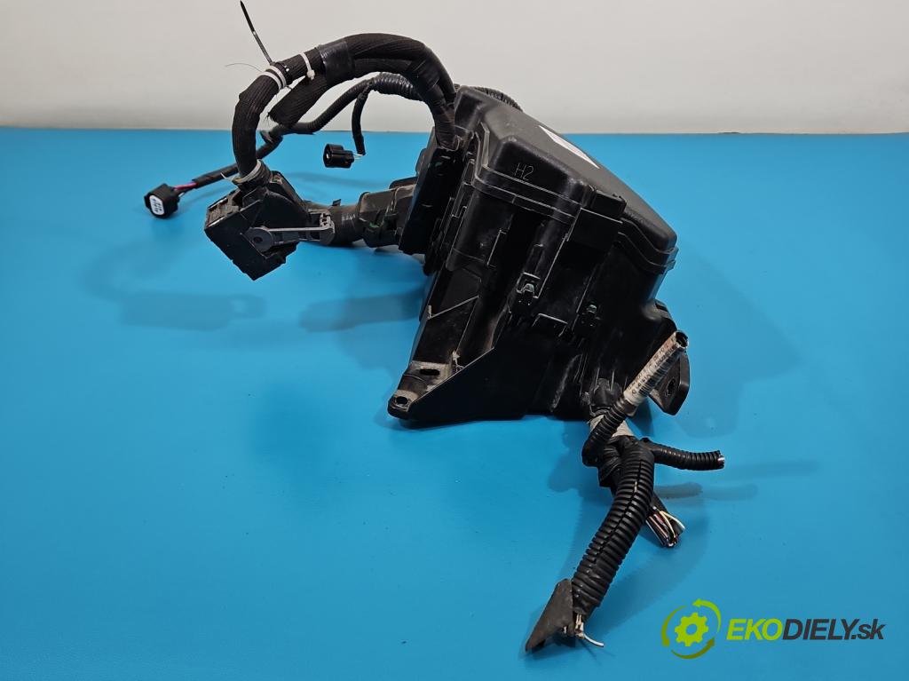 Toyota Auris II 2012-2018 1.8 hybrid 99 HP automatic 73 kW 1798 cm3 5- skrinka poistka 82662-02B71 (Poistková skrinka)