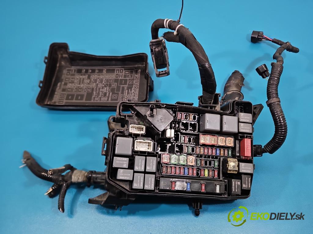 Toyota Auris II 2012-2018 1.8 hybrid 99 HP automatic 73 kW 1798 cm3 5- skrinka poistka 82662-02B71 (Poistková skrinka)