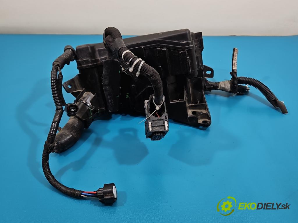 Toyota Auris II 2012-2018 1.8 hybrid 99 HP automatic 73 kW 1798 cm3 5- skrinka poistka 82662-02B71 (Poistková skrinka)