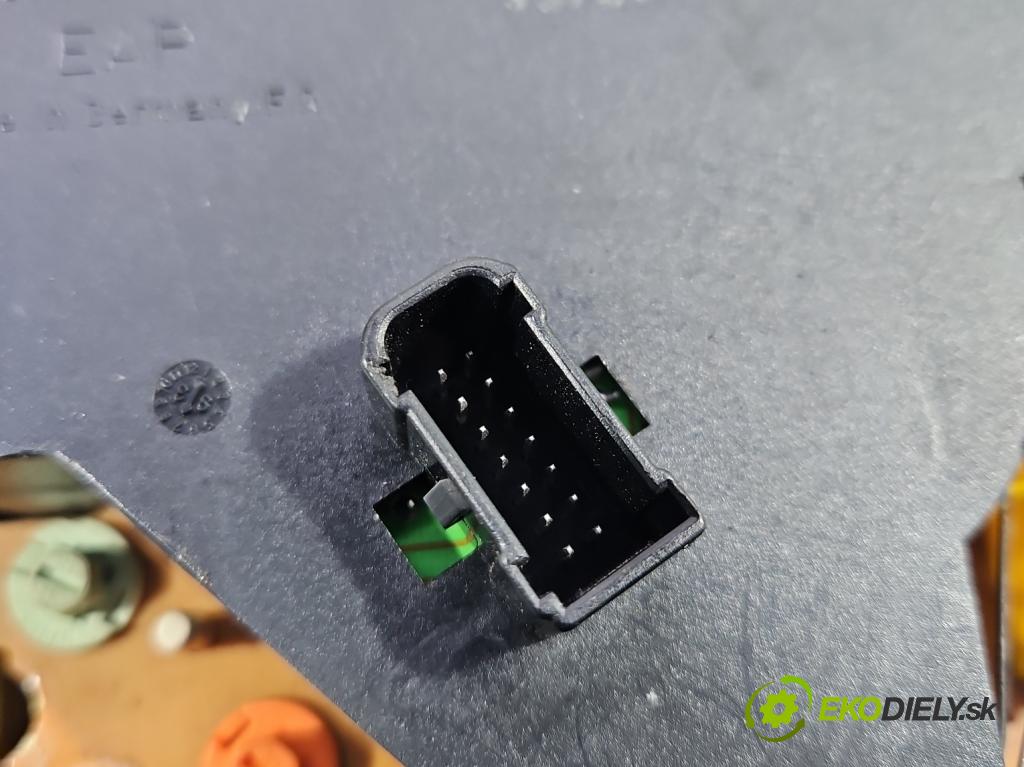 Audi 80 B4 1991-1994 2.0 90 HP manual 66 kW 1984 cm3 4- prístrojovka/ budíky 893919067 (Prístrojová doska)