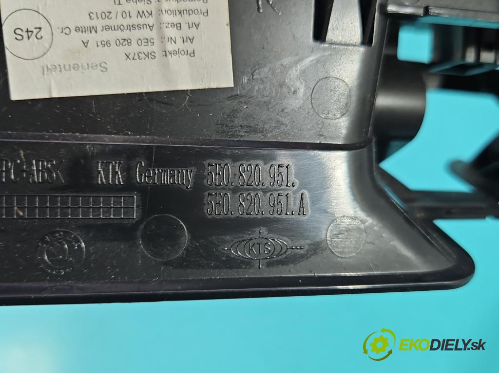 Skoda Octavia III 2013- 2.0 tdi 150 HP manual 110 kW 1968 cm3 5- Mřížka: kúrenia stredová 5E0820951A (Mriežka kúrenia (fukár))