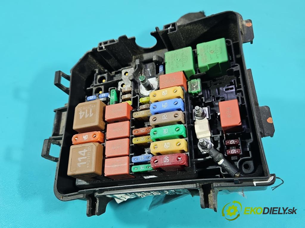 Peugeot 2008 II 2019- 1.2 12V 131 hp automatic 96 kW 1199 cm3 5- skříňka pojistková 9824510780 (Pojistková skříňka)