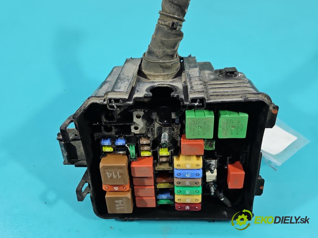 Peugeot 2008 II 2019- 1.2 12V 131 hp automatic 96 kW 1199 cm3 5- skříňka pojistková 9824510780 (Pojistková skříňka)