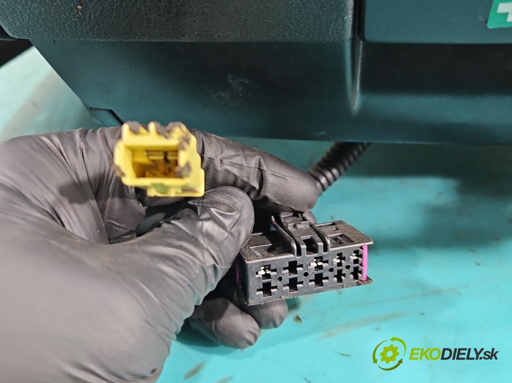 Audi A3 8P 2003-2012 2.0 tdi 140 HP manual 103 kW 1999 cm3 5- Sedačka pravý (Sedadlo)