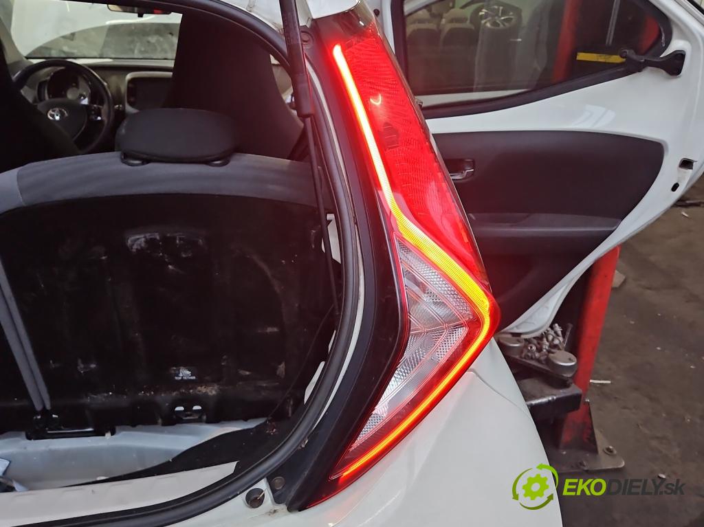 Toyota Aygo II 2014-2022 1.0 vvti 72 HP manual 53 kW 998 cm3 5- svetlo / reflektor zadné pravé  (Kľučka dverí ostatné)