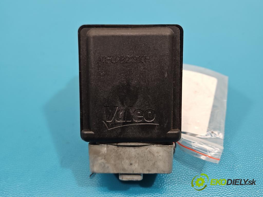 Renault Scenic III 2009-2016 1.9 dci 131 HP manual 96 kW 1870 cm3 5- Blokáda: řízení: 8200604932 (Riadenie ostatné)