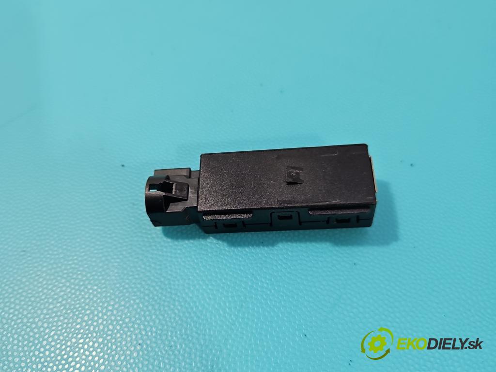Vw Up 1.0 MPI 60 HP manual 44 kW 999 cm3 3- zásuvka USB 5Q0035726N