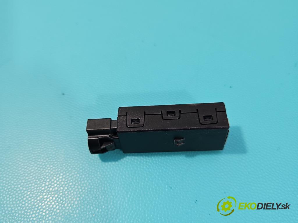 Vw Up 1.0 MPI 60 HP manual 44 kW 999 cm3 3- zásuvka USB 5Q0035726N