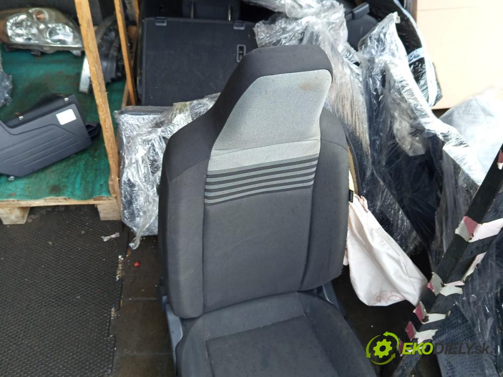 Vw Up 1.0 MPI 60 hp manual 44 kW 999 cm3 3- Sedadlo levý  (Sedadlo)