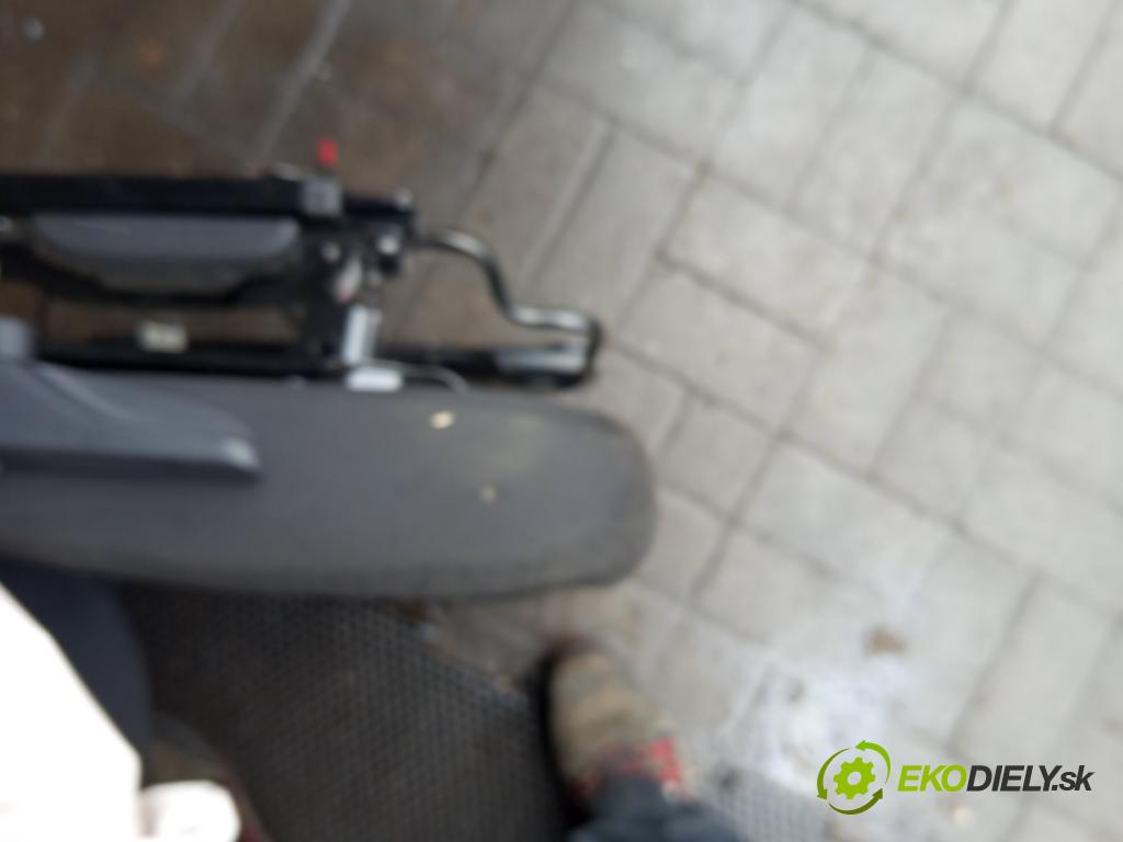 Vw Up 1.0 MPI 60 hp manual 44 kW 999 cm3 3- Sedadlo levý  (Sedadlo)