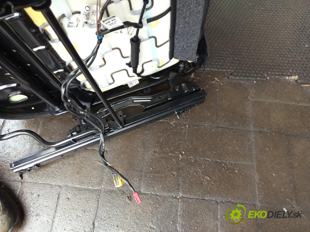 Vw Up 1.0 MPI 60 hp manual 44 kW 999 cm3 3- Sedadlo levý  (Sedadlo)