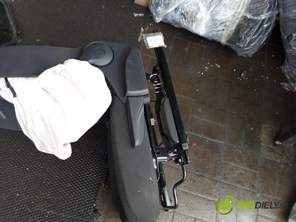 Vw Up 1.0 MPI 60 hp manual 44 kW 999 cm3 3- Sedadlo levý  (Sedadlo)