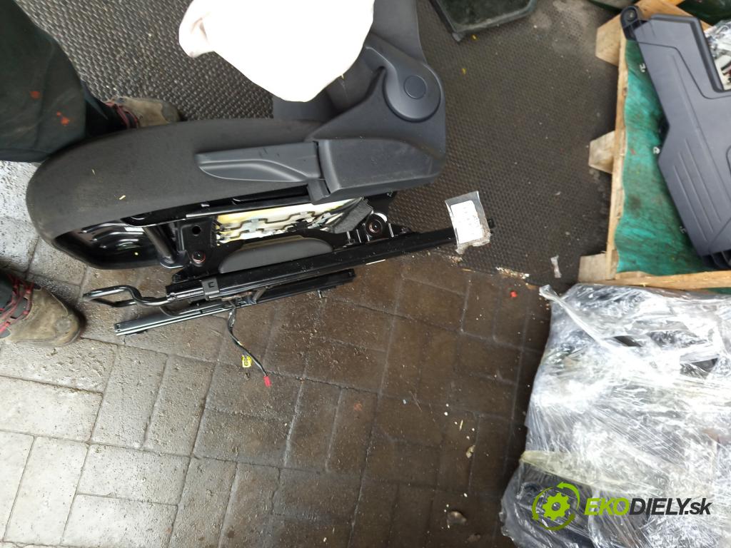 Vw Up 1.0 MPI 60 hp manual 44 kW 999 cm3 3- Sedadlo levý  (Sedadlo)