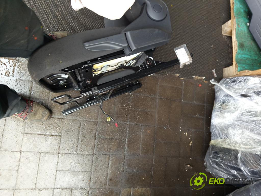 Vw Up 1.0 MPI 60 hp manual 44 kW 999 cm3 3- Sedadlo levý  (Sedadlo)