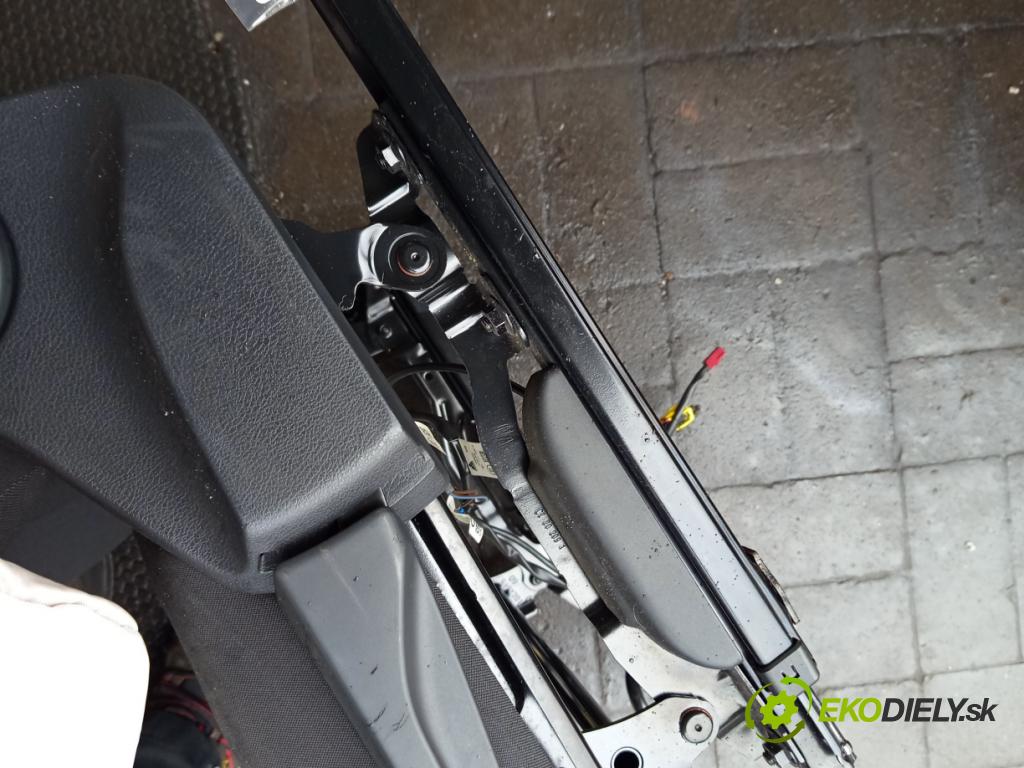 Vw Up 1.0 MPI 60 hp manual 44 kW 999 cm3 3- Sedadlo levý  (Sedadlo)