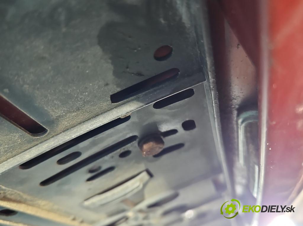 Toyota Corolla E11 1997-2002 1.4 vvti 97KM manual 71 kW 1398 cm3 5- zadní kufrové dveře  (Zadní kapota (kufr))