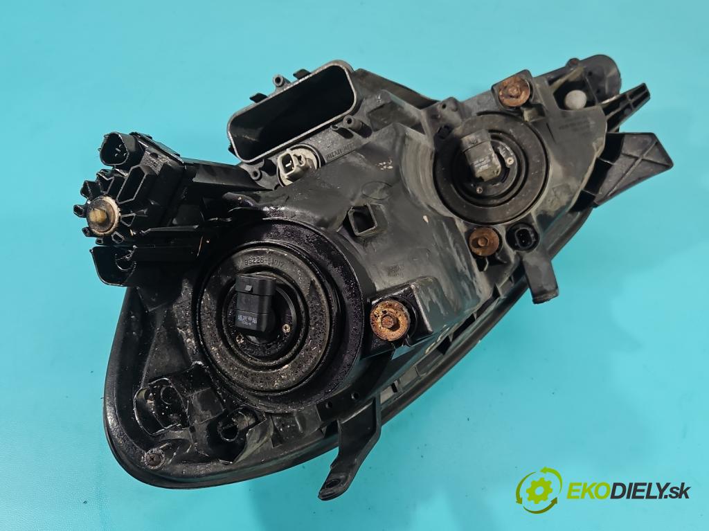 Toyota Avensis Verso 2001-2009 2.0 vvti 150 HP manual 110 kW 1998 cm3 5- Reflektor: pravý  (Svetlo predné pravé)