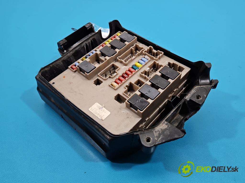 Renault Clio III 2005-2012 1.5 dci 68 hp manual 50 kW 1461 cm3 3- skříňka pojistková 8200587123 (Pojistková skříňka)