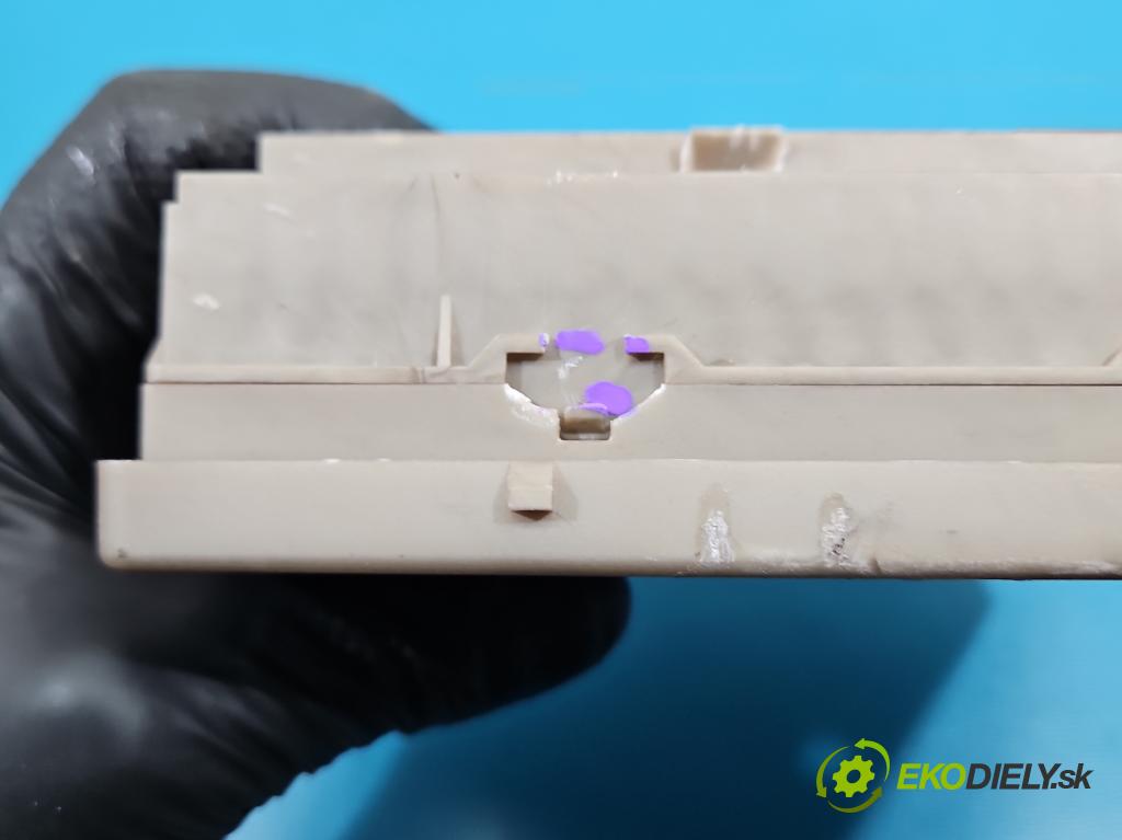 Renault Clio III 2005-2012 1.5 dci 68 hp manual 50 kW 1461 cm3 3- skříňka pojistková 8200587123 (Pojistková skříňka)