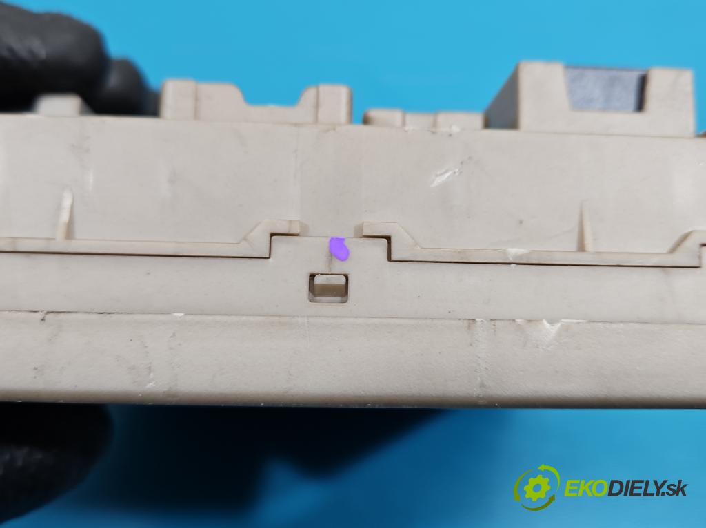 Renault Clio III 2005-2012 1.5 dci 68 hp manual 50 kW 1461 cm3 3- skříňka pojistková 8200587123 (Pojistková skříňka)