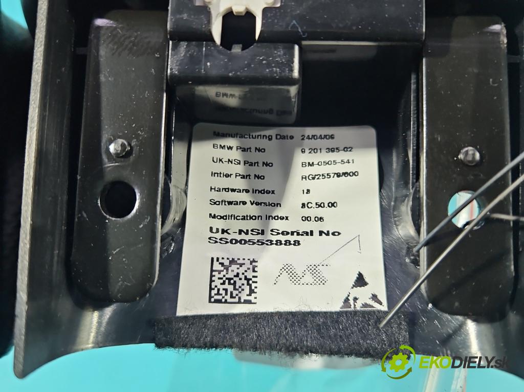 Mini One II 2006-2013 1.4 16V 95 HP manual 70 kW 1397 cm3 3- prístrojovka/ budíky 9201395 (Prístrojová doska)