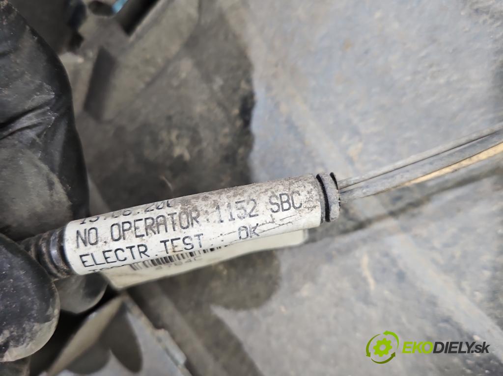 Renault Megane II 2003-2008 1.5 dci 82 HP manual 60 kW 1461 cm3 5- nárazník predné  (Kľučka dverí ostatné)