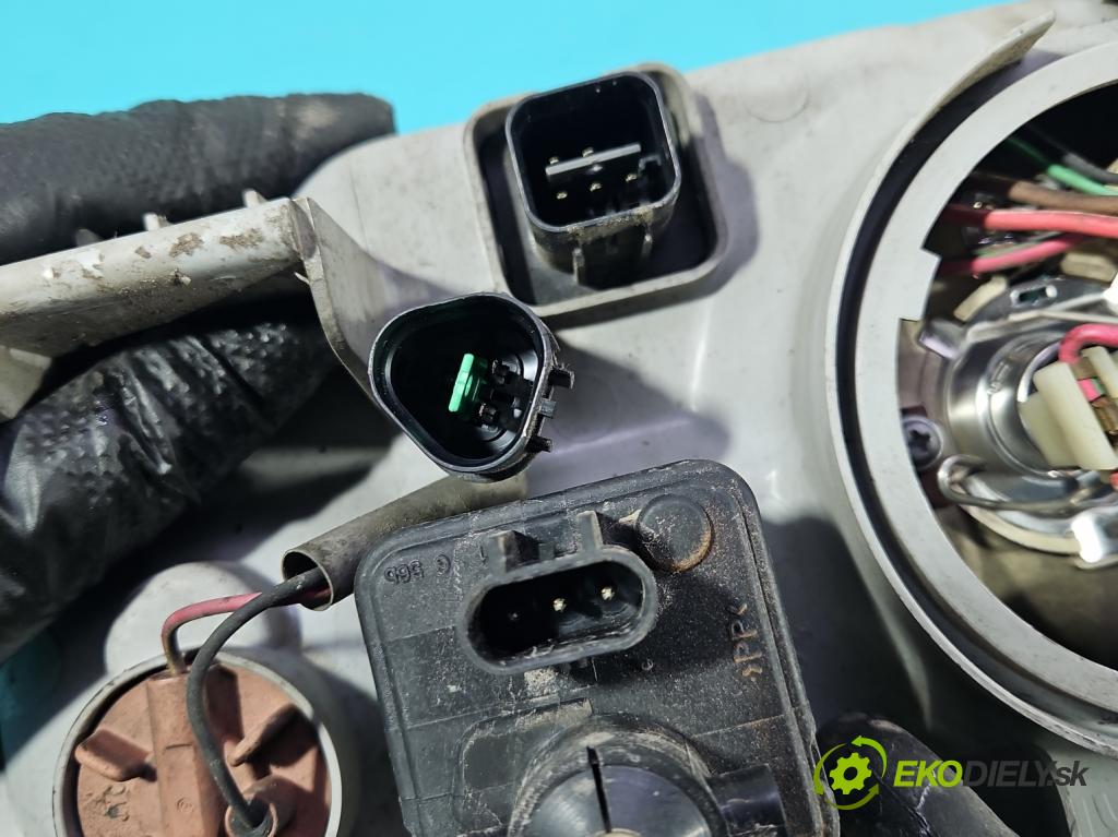 Hyundai Santa Fe 2000-2006 2.4 16V 150 HP manual 110 kW 2400 cm3 5- Reflektor: pravý  (Svetlo predné pravé)