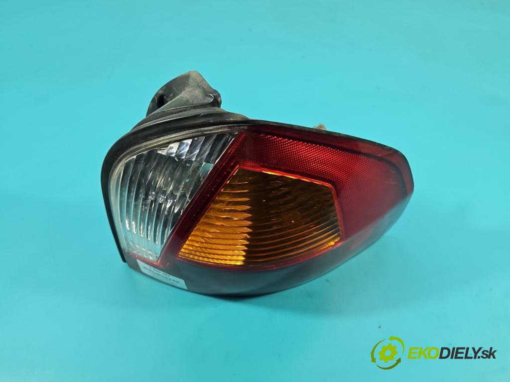 Hyundai Santa Fe 2000-2006 2.4 16V 150 HP manual 110 kW 2400 cm3 5- svetlo / reflektor zadné pravé  (Kľučka dverí ostatné)
