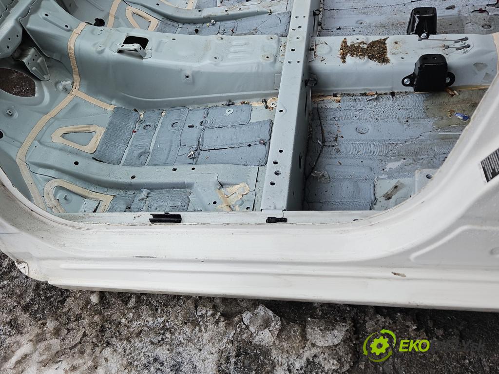 Toyota Aygo II 2014-2022 1.0 vvti 72 hp manual 53 kW 998 cm3 5- práh levý  (Karoserie ostatní)