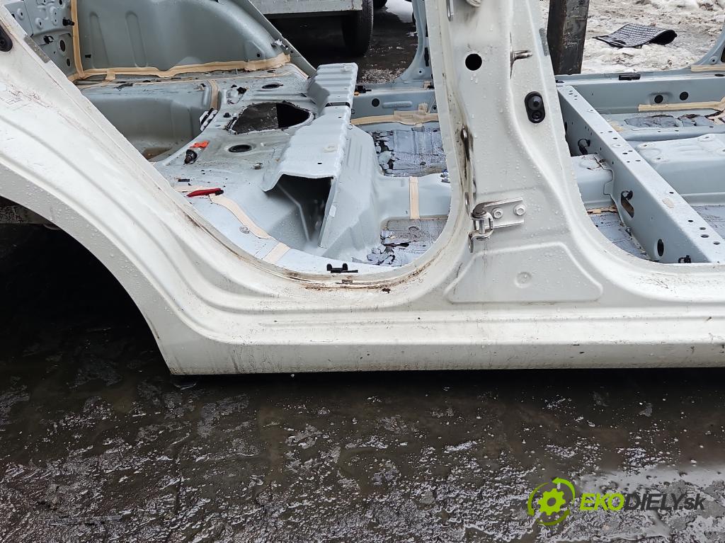 Toyota Aygo II 2014-2022 1.0 vvti 72 hp manual 53 kW 998 cm3 5- práh pravý  (Karoserie ostatní)