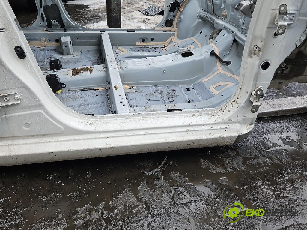 Toyota Aygo II 2014-2022 1.0 vvti 72 hp manual 53 kW 998 cm3 5- práh pravý  (Karoserie ostatní)