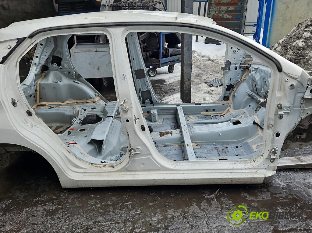 Toyota Aygo II 2014-2022 1.0 vvti 72 hp manual 53 kW 998 cm3 5- práh pravý  (Karoserie ostatní)